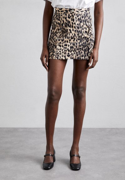 Mini nederdel med leopardprint og to forlommer, lavet af et struktureret stof. Har en knaplukning og et højtaljet design.
