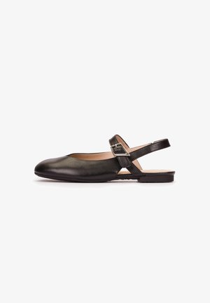 Zapato plano de cuero negro con talón descubierto, punta redondeada y correa con hebilla plateada sobre fondo blanco.