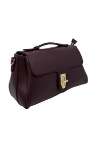 Skórzana torebka w głębokim bordowym kolorze z teksturowaną wykończeniem, o usztywnionym kształcie, złotych elementach metalowych oraz górnym uchwycie ułatwiającym noszenie.