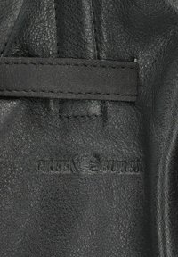 Bolso de cuero negro con superficie texturizada y logotipo en relieve "GREEN BURRY". Diseñado con costuras estructuradas y un detalle de correa plana.
