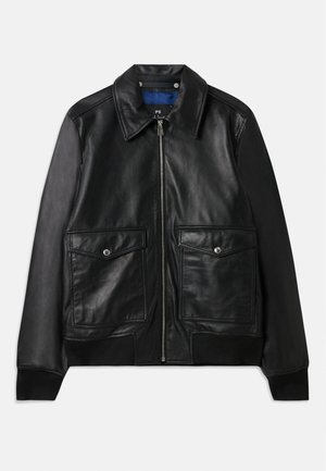 Schwarze Lederjacke mit Kragen, zwei vorderen Klappentaschen, Reißverschluss und gerippten Bündchen. Glatte Textur mit minimaler Gestaltung.