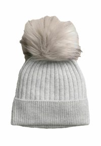 Lys grå ribbet strikket hue med bred manchet og stor fluffy falsk pels pom-pom på toppen.