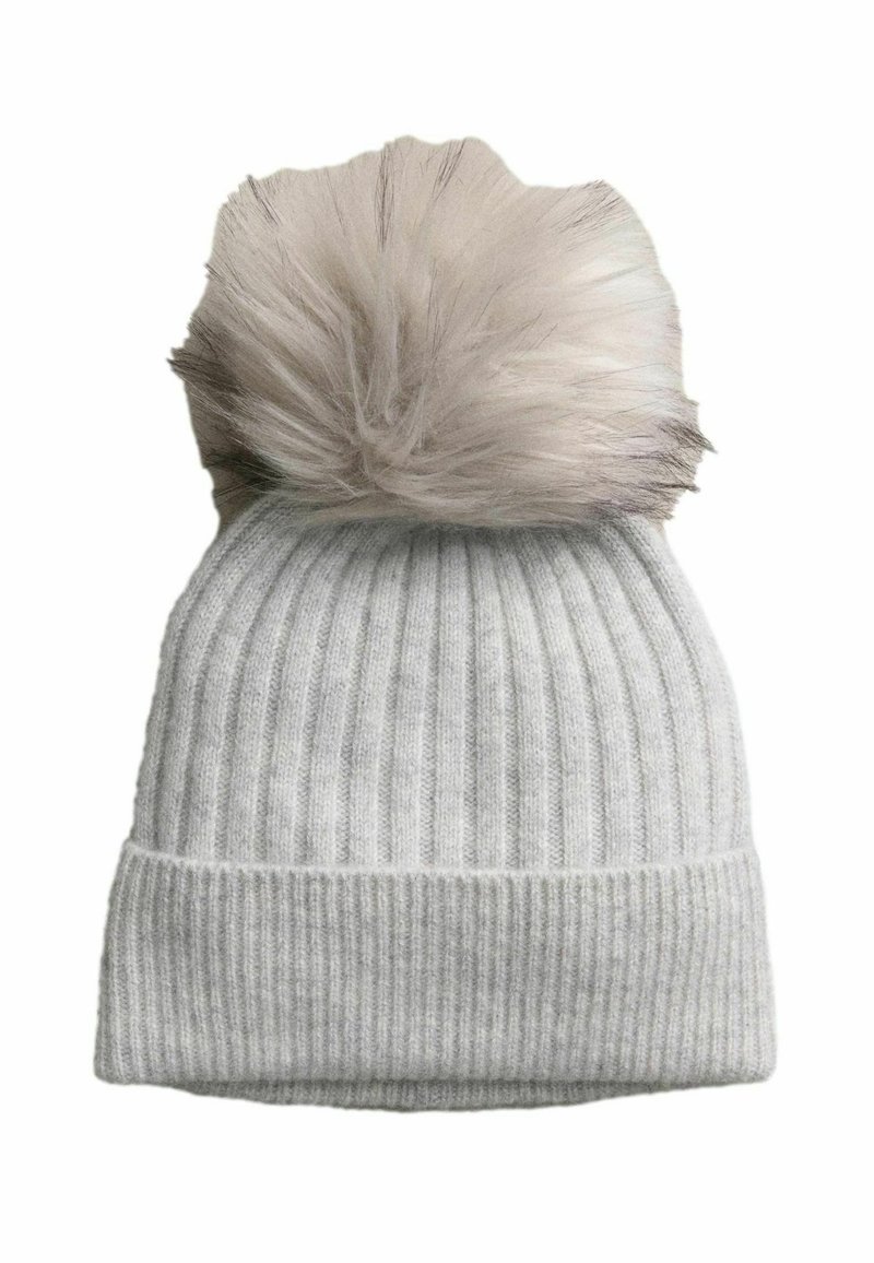 Lys grå ribbet strikket hue med bred manchet og stor fluffy falsk pels pom-pom på toppen.