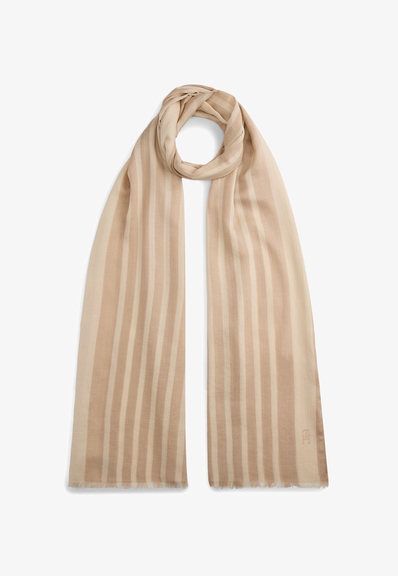 Μπεζ κασκόλ με εναλλασσόμενες φαρδιές και στενές κατακόρυφες ρίγες, κατασκευασμένο από απαλό, ελαφρύ ύφασμα, με ξεφτισμένες άκρες.