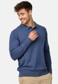 Blå bomullsblanding pullover med krage, lange ermer, ribbestrikkede mansjetter og hem, myk tekstur og en tettsittende design.