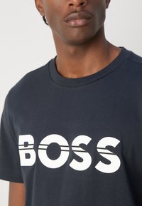 BOSS TEE - Apdrukāts T-krekls - dark blue