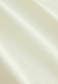 Țesătură de culoare crem, cu o textură netedă, prezentând pliuri subtile și un model de țesătură uniform. Materialul ușor pare moale.
