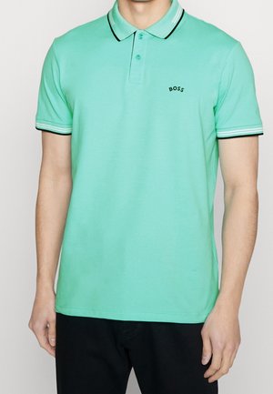 Polo-shirt vert clair avec col et poignets à rayures noires et blanches. Présente trois boutons au niveau du cou et un petit logo noir sur la poitrine.