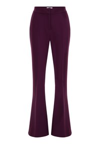Pantaloni svasati in tessuto viola scuro, con un davanti piatto e una zip nascosta, vestibilità aderente e texture liscia.