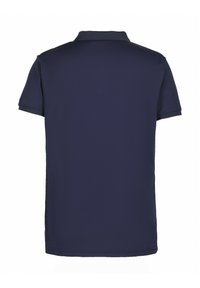 Tmavě modrá polo košile se límcem, krátkými rukávy a hladkou texturou. Pohled ze zad ukazuje jednoduchý, nezdobený design.