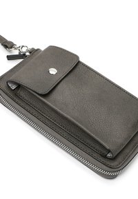 Portefeuille en cuir gris avec une texture, fermeture à pression, compartiment zippé et bracelet amovible. Présente des accents en métal argenté.