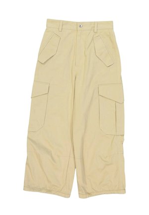 Pantalon cargo beige à jambes larges avec grandes poches à rabat à l'avant et sur les côtés, passants pour ceinture et fermeture à bouton à la taille.
