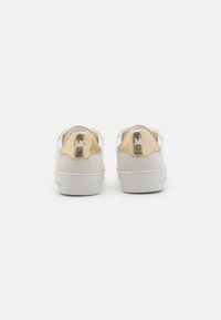 Witte sneakers met gouden accenten. Glad leren bovenwerk, suède details op de hiel en een platte rubberen zool. Logo op de hielstrook.