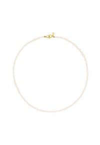 Collana a singolo filo di perle con piccole perle bianche e una chiusura dorata con un piccolo ciondolo decorativo su sfondo bianco.