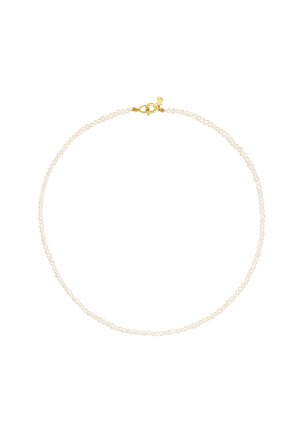 Collana a singolo filo di perle con piccole perle bianche e una chiusura dorata con un piccolo ciondolo decorativo su sfondo bianco.