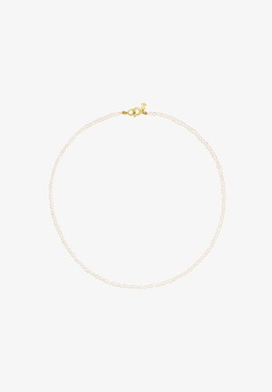 Collier en perles à enfiler composé de petites perles blanches et d'un fermoir en or avec un petit charm décoratif sur un fond blanc.