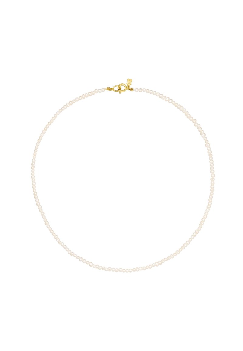 Collana a singolo filo di perle con piccole perle bianche e una chiusura dorata con un piccolo ciondolo decorativo su sfondo bianco.