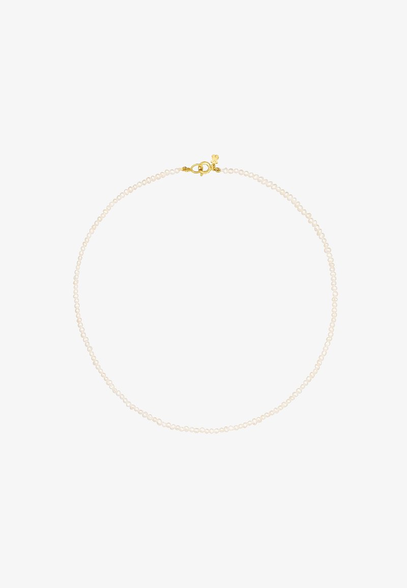 Collana a singolo filo di perle con piccole perle bianche e una chiusura dorata con un piccolo ciondolo decorativo su sfondo bianco.