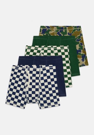 Päť párov chlapčenských boxeriek v modro-bielom károvanom vzore, jednofarebné námornícka modrá, zeleno-biele kárované, jednofarebné zelené a zelený maskáčový vzor.