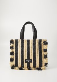 Borsa a tracolla intrecciata con strisce di paglia nera e naturale, finitura texture, bordi frangiati e manici neri intrecciati. Presenta un'etichetta con logo.
