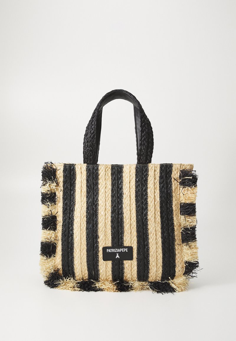 Borsa a tracolla intrecciata con strisce di paglia nera e naturale, finitura texture, bordi frangiati e manici neri intrecciati. Presenta un'etichetta con logo.