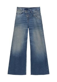Jeans de mezclilla de pierna ancha en azul claro, con un lavado desgastado, diseño de cinco bolsillos, cierre de doble botón y detalles cosidos.