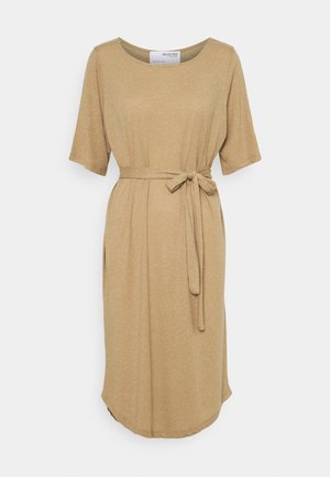Khakifarbenes Kleid mit kurzen Ärmeln, gebundenem Gürtel in der Taille, rundem Ausschnitt und weich strukturiertem Stoff. Seitentaschen sind ins Design eingearbeitet.