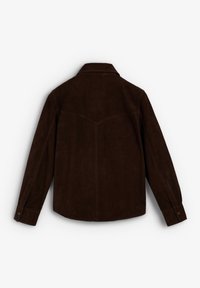 Chaqueta de ante marrón con cuello, mangas largas y puños con botones. Cuenta con un respaldo sin costuras y detalles sutiles de costura.