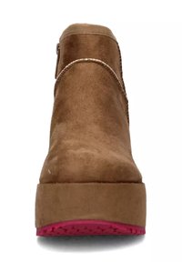 Stivaletto in suede marrone con punta rotonda e suola in gomma rosa. Presenta una zip laterale e un design a bassa piattaforma. Dettaglio di cuciture minimal.