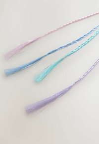 Patru suvițe de păr cu sclipici în roz, bleu deschis, turquoise și lavandă, împletite cu texturi strălucitoare și capete conice, aranjate în paralel.