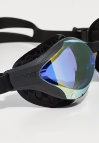 Lunettes de natation noires avec des verres miroir dégradés du bleu au vert, des accents en caoutchouc texturé et une sangle réglable.