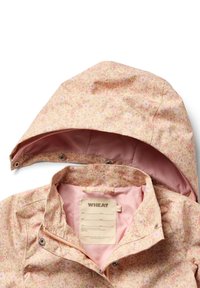 Chaqueta con estampado de flores en tonos rosas, con capucha, que presenta un forro interior suave y una etiqueta cosida en su interior. El material parece suave y ligero.