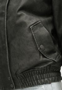 Abercrombie & Fitch CLASSIC DISTRESSED  - Bombera - black