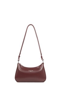 Borsa a spalla in pelle bordeaux con forma curva, tracolla regolabile e chiusura con zip; presenta un branding minimale sulla parte anteriore.