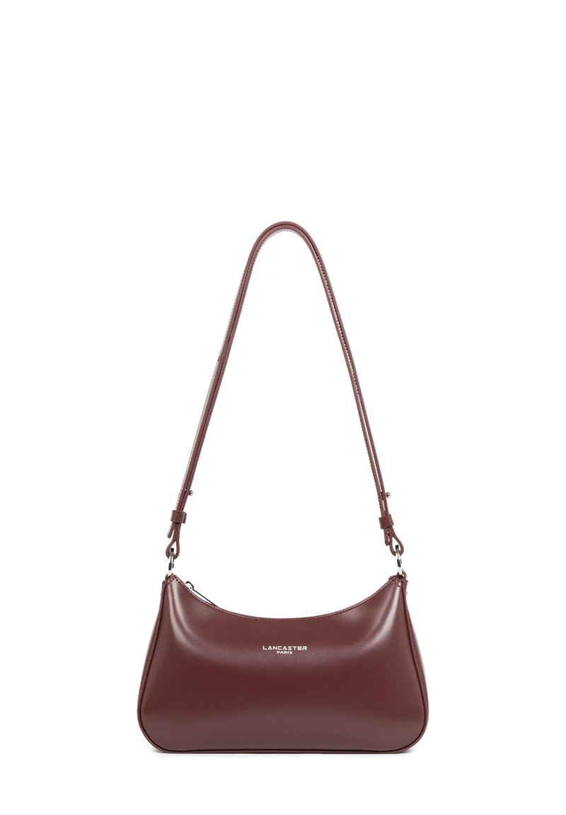 Borsa a spalla in pelle bordeaux con forma curva, tracolla regolabile e chiusura con zip; presenta un branding minimale sulla parte anteriore.