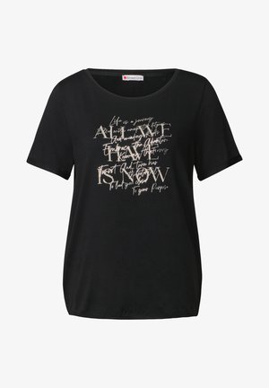 Czarny t-shirt z krótkim rękawem wykonany z gładkiego materiału, z centralną grafiką zawierającą białe i beżowe napisy z różnymi cytatami. Luźny krój, okrągły dekolt.