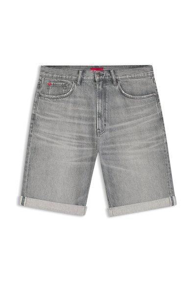Shorts en denim gris avec revers retroussés, bouton à l'avant, passants pour ceinture, poches avant et petite poche-monnaie avec une petite étiquette rouge.