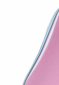 Prenda rosa con una textura suave, que presenta acentos a rayas multicolores a lo largo del borde. La forma es curvilínea y aerodinámica.