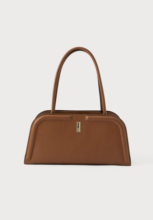 Mala de couro castanho com forma retangular, bordas arredondadas, alças duplas e um pequeno logótipo retangular dourado no centro.