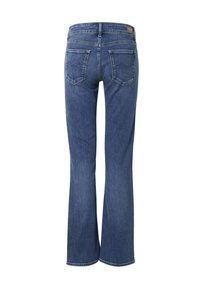 Jean en denim bleu avec poches arrière, jambes droites et un patch en cuir de marque à la ceinture, vu de dos.