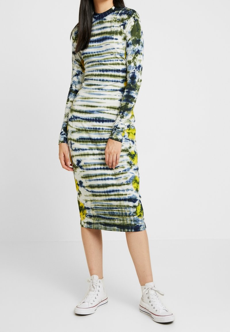Robe midi à manches longues avec motif tie-dye aux nuances de vert, bleu marine, jaune et blanc ; coupe slim ; en tissu extensible ; encolure ronde.