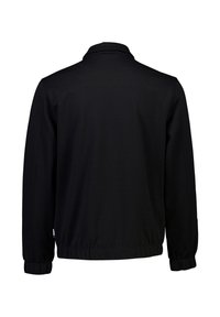 Zwarte jas met een kraag, lange mouwen, elastische manchetten en een taillering. Glad stof met een eenvoudig ontwerp.