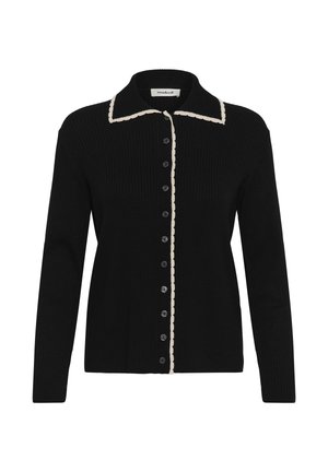 Zwarte geribde cardigan met lange mouwen, knopen aan de voorkant, gebroken witte gegolfde bies langs de kraag en de knoopsluiting, en een puntige kraag.