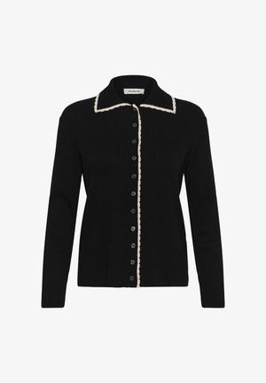 Zwarte geribde cardigan met lange mouwen, knopen aan de voorkant, gebroken witte gegolfde bies langs de kraag en de knoopsluiting, en een puntige kraag.