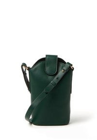 Borsa a tracolla verde in pelle con una forma strutturata, parte superiore arrotondata, chiusura a patta e tracolla regolabile. Presenta accenti in hardware dorato.