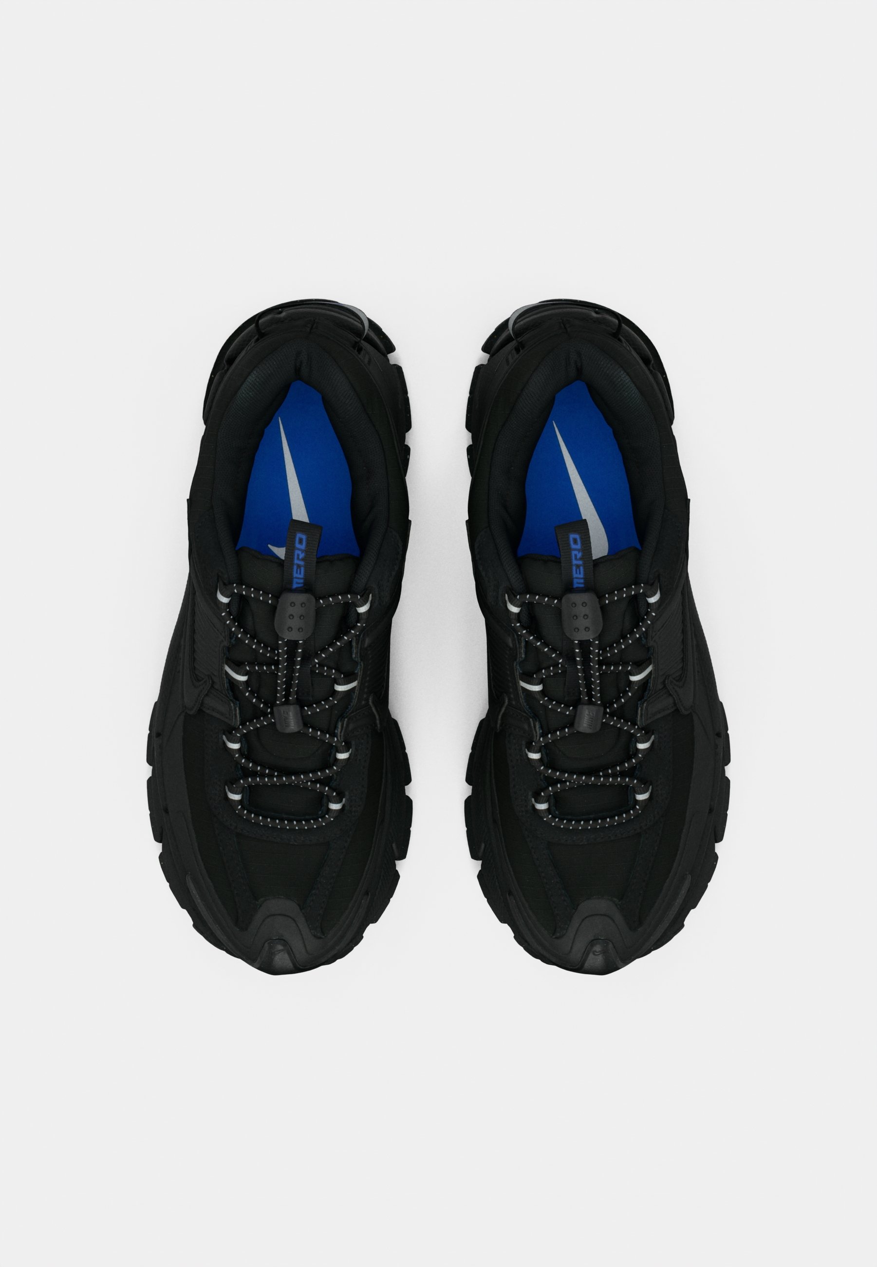 靴 Nike Zoom Vomero Roam \