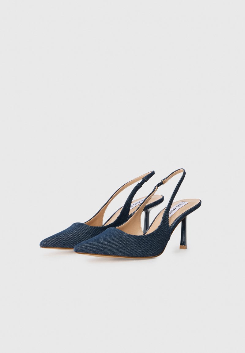 Escarpins slingback en denim bleu marine avec un bout pointu, un talon fin et un design découpé. Tissu texturé et doublure en cuir avec des accents minimaux.