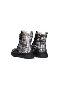 Zwart-witte gestreepte enkelboots met een ronde neus, dikke zool en vetersluiting; met twee grote knoppen aan de zijkant.