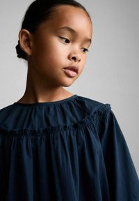 Navyblauw, lichtgewicht jurk met een geplooide halslijn en textuurstof, met een ontspannen pasvorm en vloeiende mouwen.