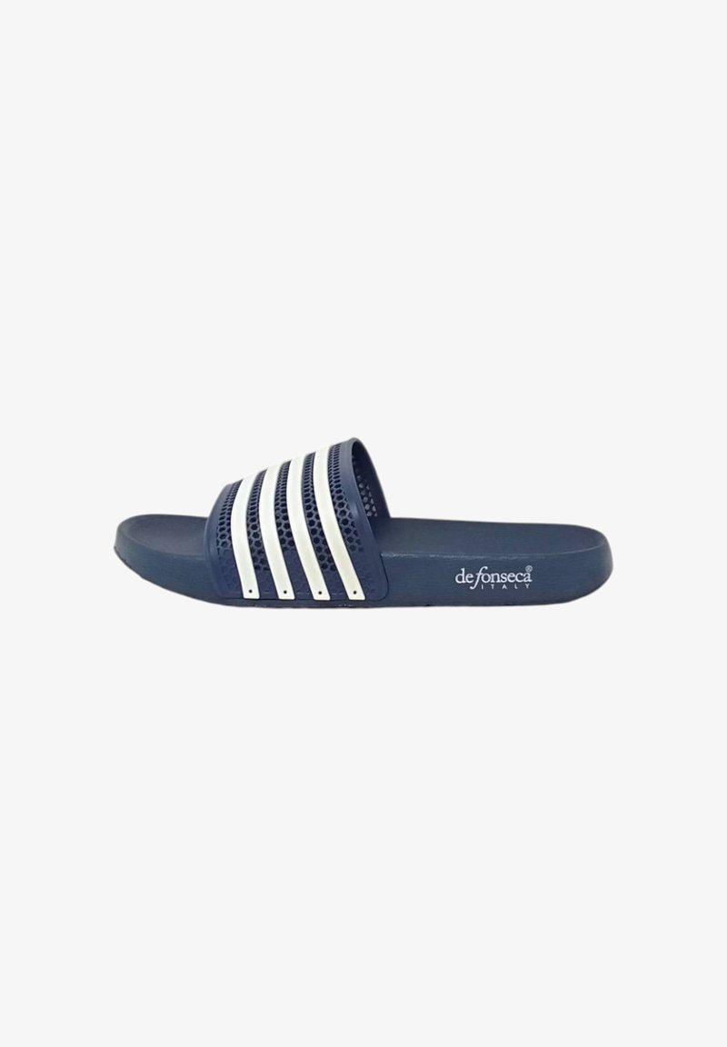 Sandalo slide blu navy con suola texturizzata, caratterizzato da cinque strisce orizzontali bianche sulla fascia e logo del marchio sul lato.